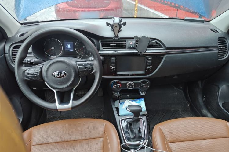 Used Kia KX Cross 2017 1.4L AT GLS Center Console