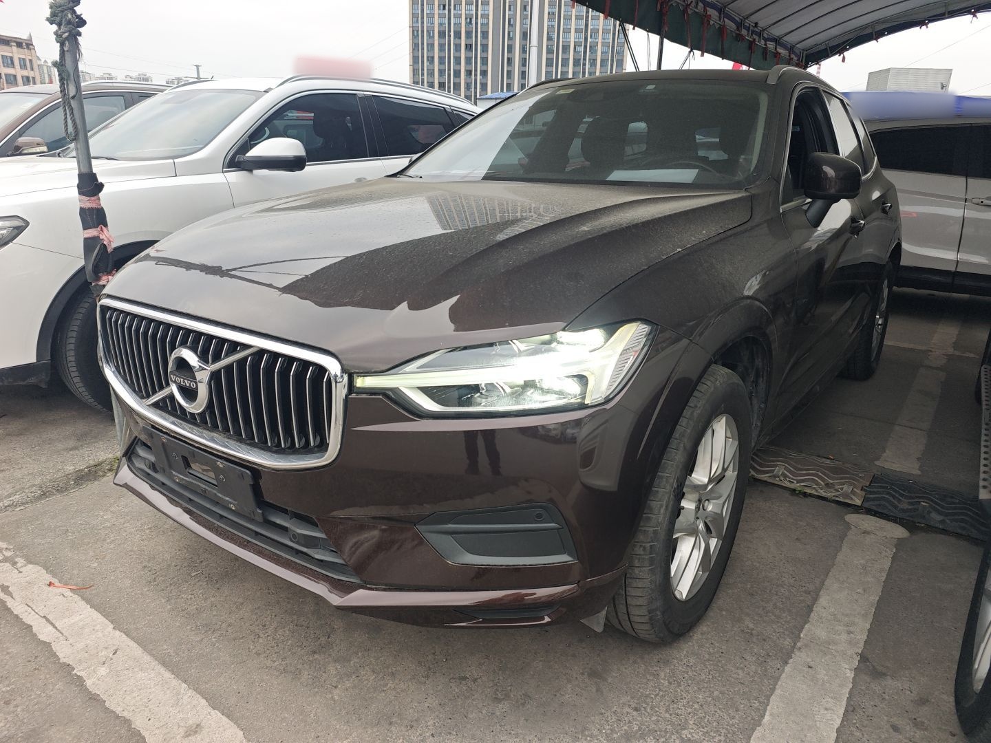 Под передней частью автомобиля