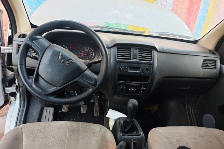 Used Wuling Rongguang S 2023 1.5L Base Version 5/7 Seats Center Console