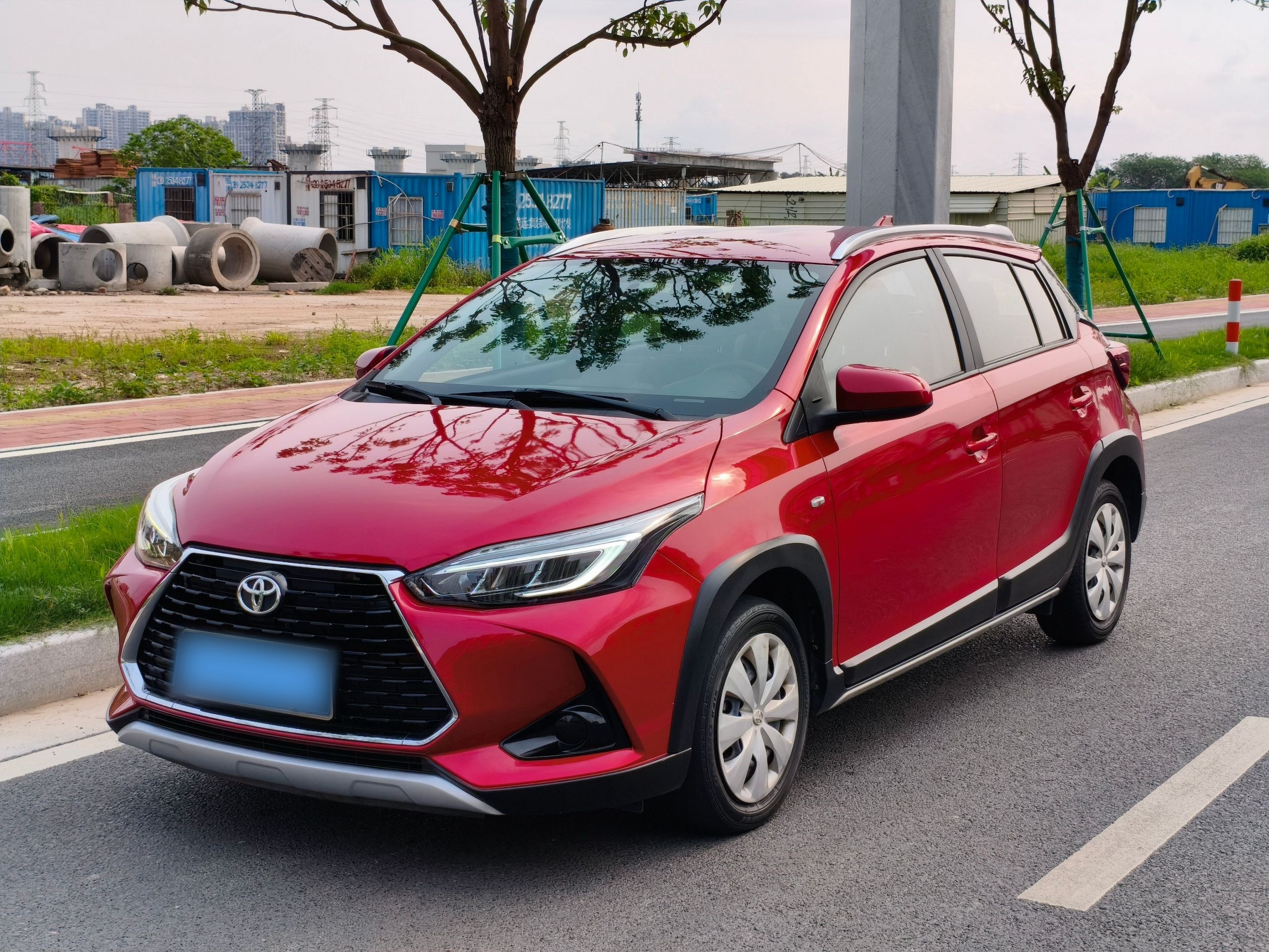 تحت مقدمة السيارة