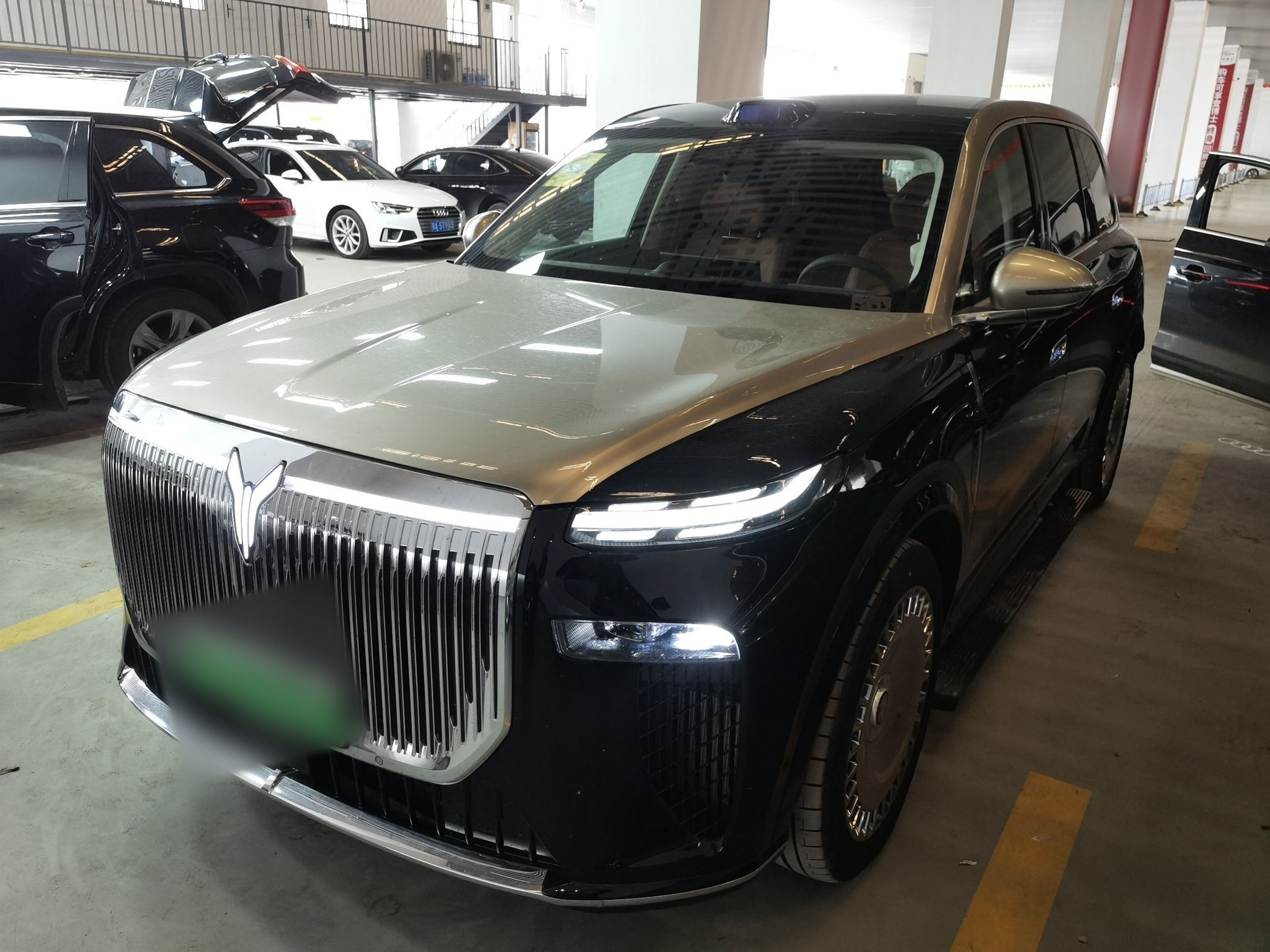 Под передней частью автомобиля