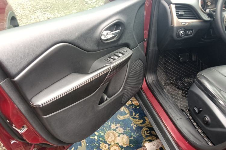 Used Jeep Cherokee 2016 2.4L Professional Smart Version Driver Seat