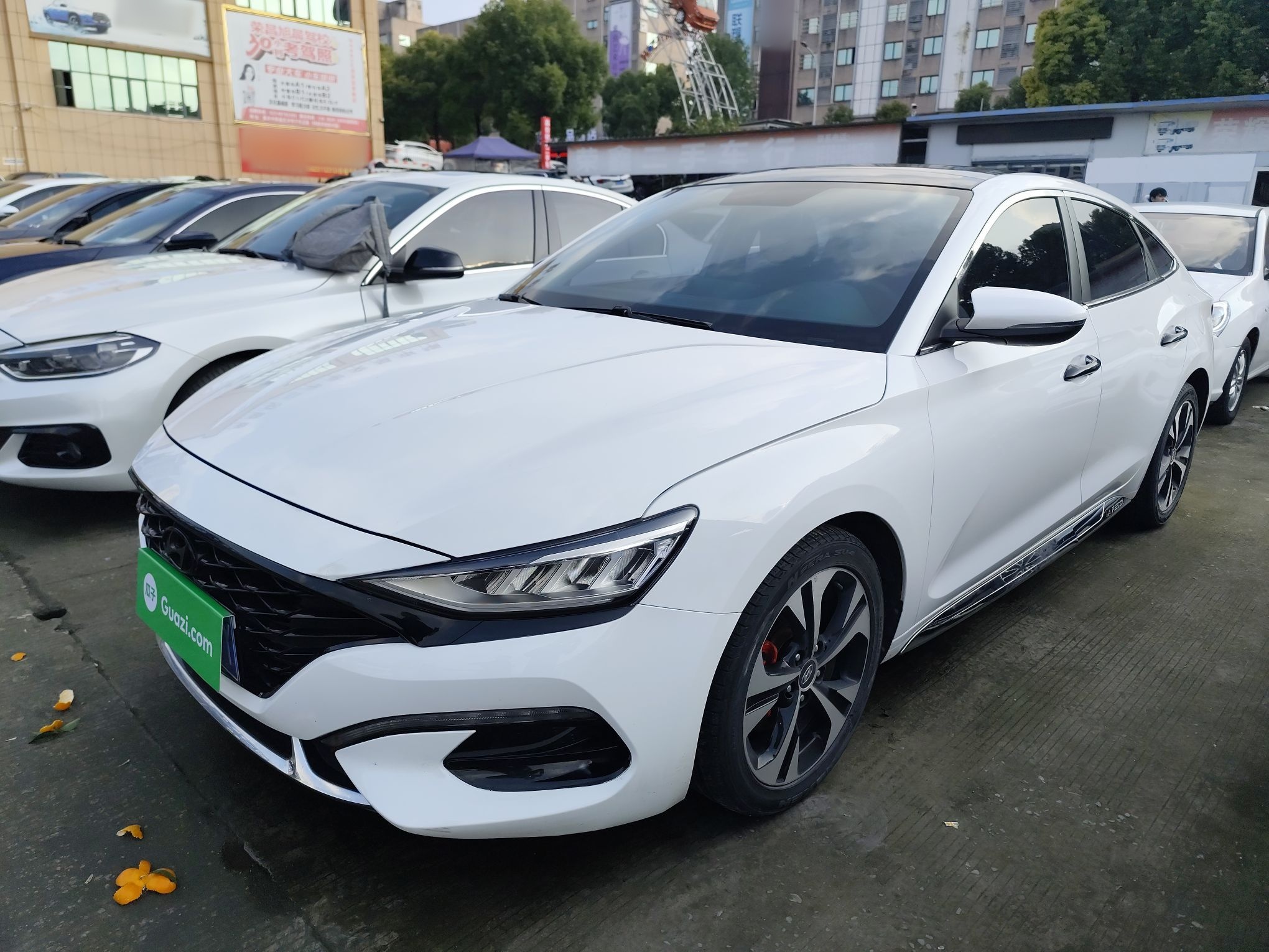 Под передней частью автомобиля