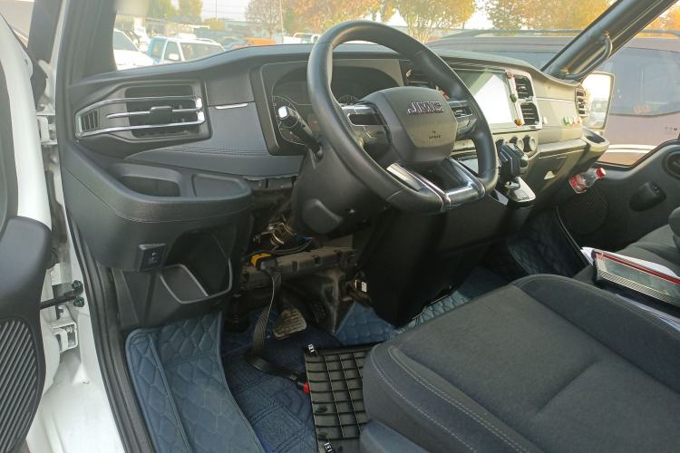 Used JMC Fushun 2023 2.0T Automatic Mid-Drive High-Roof Commercial Van Transport Vehicle with 2/3 Seats
