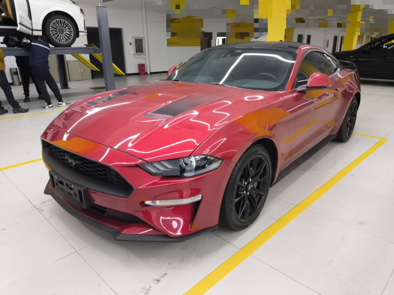 Под передней частью автомобиля