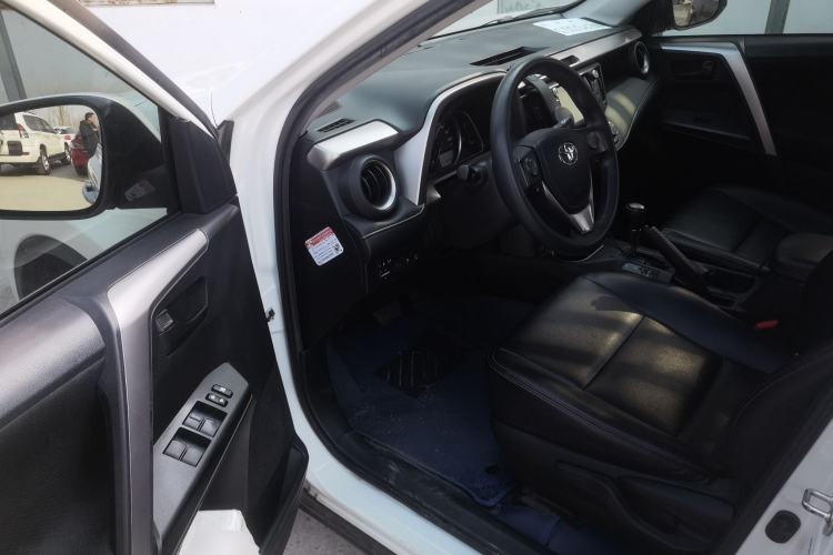 Used Toyota RAV4 2016 2.0L CVT Two-Wheel Drive Fashion Edition China V Standard Driver Seat