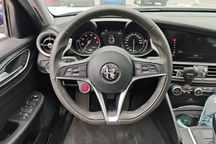 Used Alfa Romeo Giulia 2017 2.0T 280HP Luxury Edition
