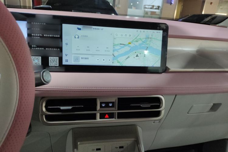 Used Geometry E Firefly 2024 401 km Fluorescent Center Console