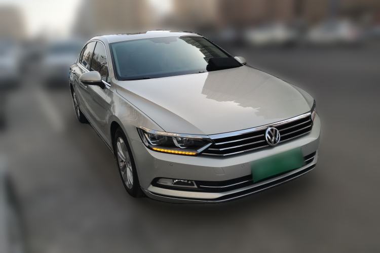 Used Volkswagen Magotan 2017 330TSI DSG Luxury Model Front Right 45 Deg