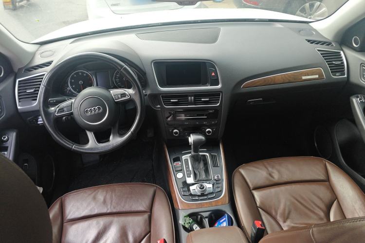 Used Audi Q5 2015 40 TFSI Comfort Model Center Console