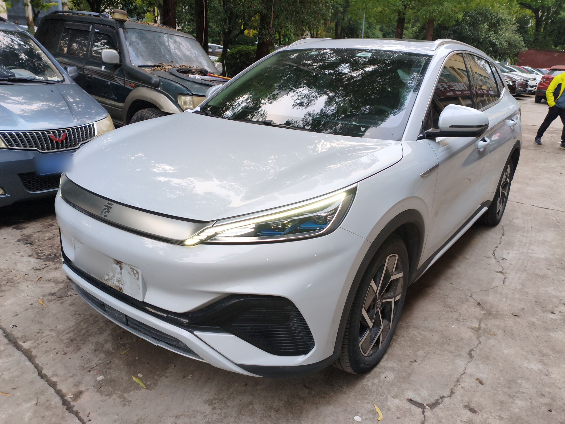 Под передней частью автомобиля