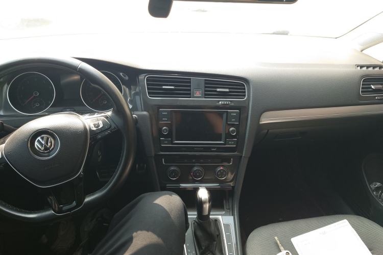 Used Volkswagen Golf 2018 230TSI Automatic Comfort Model Center Console