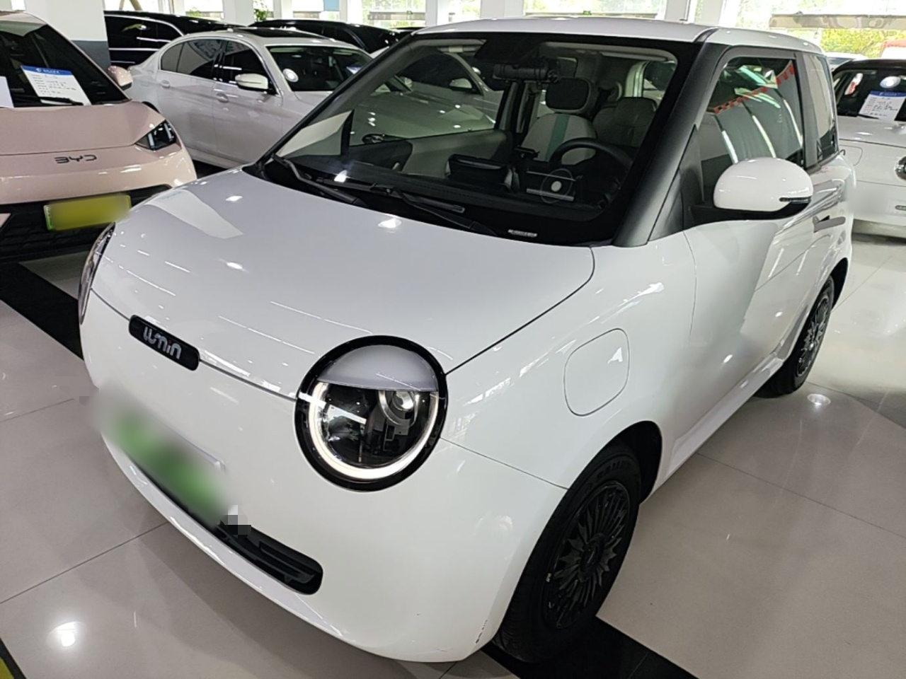 Unter der Vorderseite des Autos