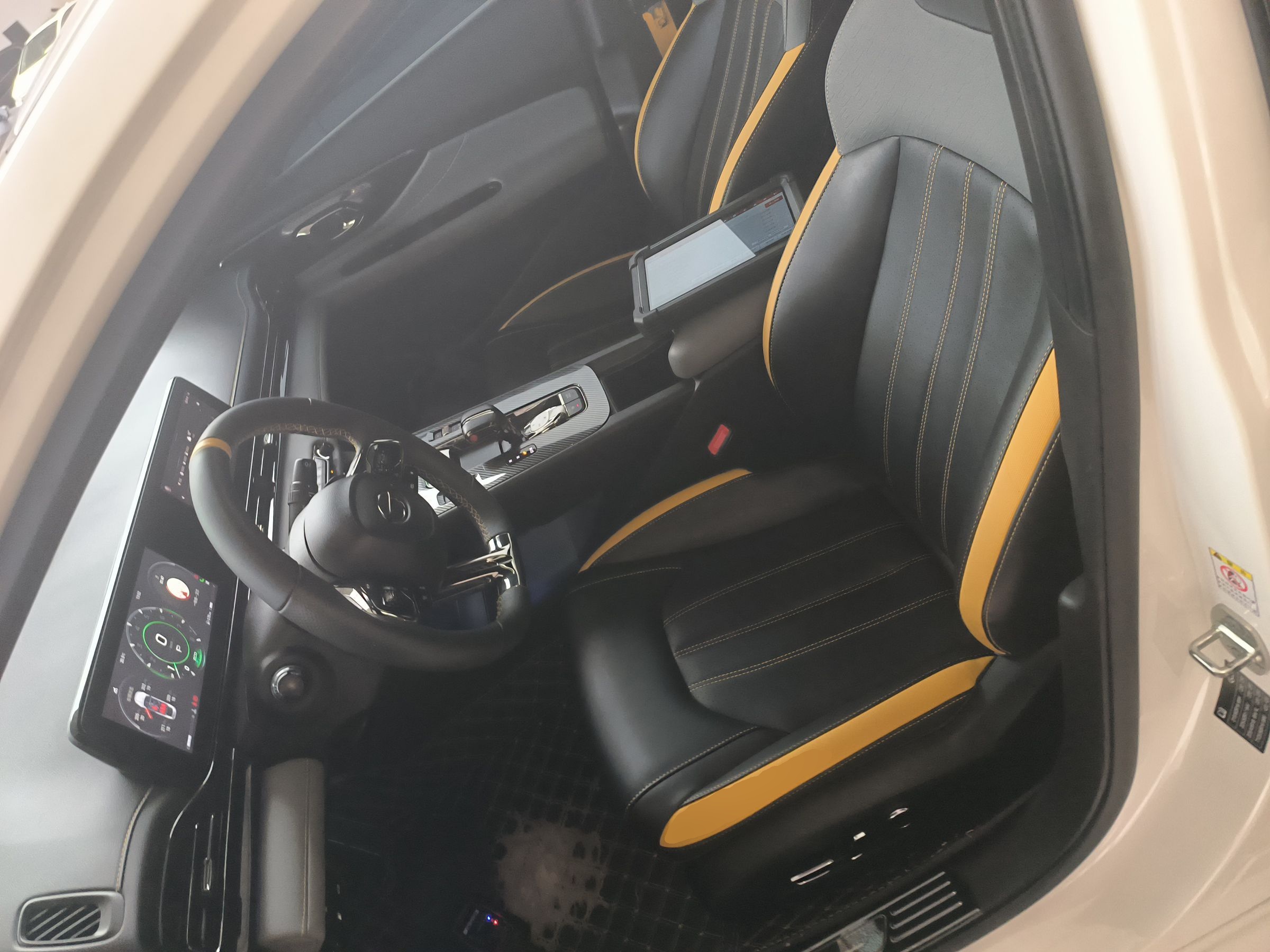 المقاعد الأمامية داخل السيارة