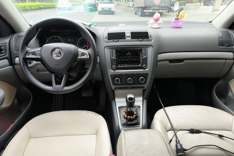 Used Skoda Octavia 2013 2.0L Automatic Yijie Edition Center Console