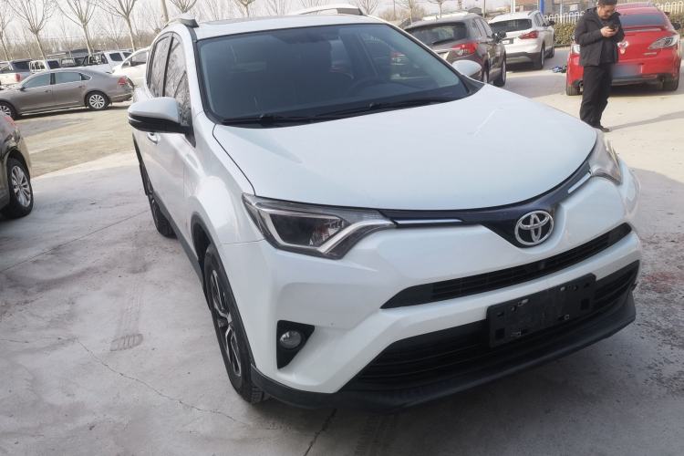 Used Toyota RAV4 2016 2.0L CVT Two-Wheel Drive Fashion Edition China V Standard Exterior 1
