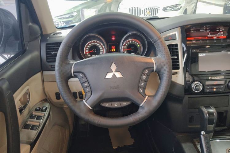 Used Mitsubishi Pajero 2018 3.0L Automatic Standard Edition Steering Wheel