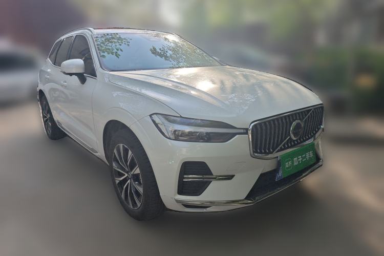 Used Volvo XC60 2024 B5 4x4 Smart Luxury Edition Front Right 45 Deg