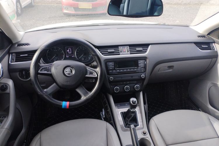 Used Skoda Octavia 2015 1.6L Manual Yijun Edition Center Console