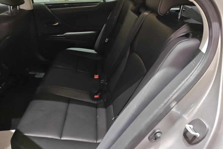 Used Lexus ES 2020 300h Premier Edition