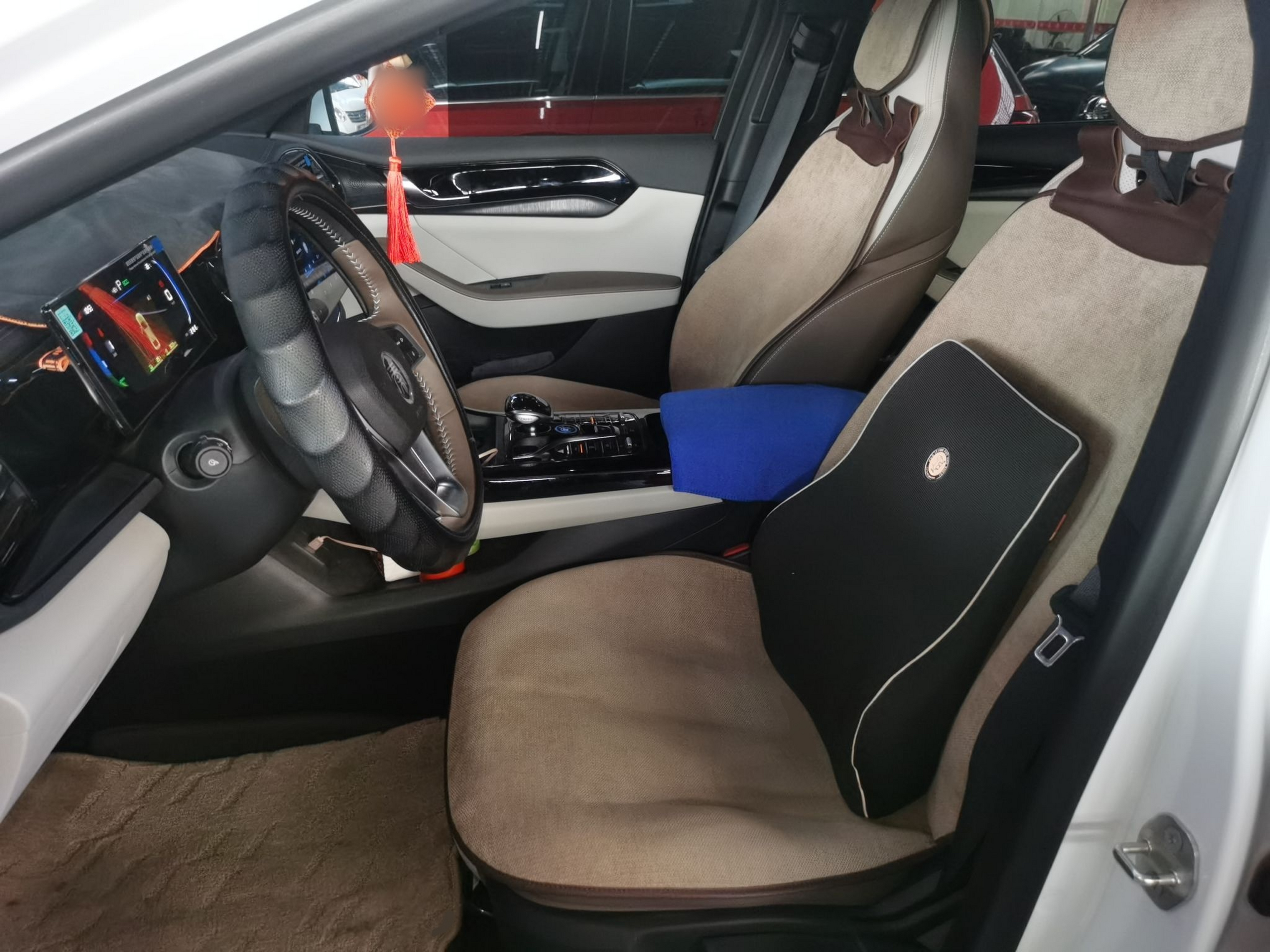 Переднее сиденье в автомобиле