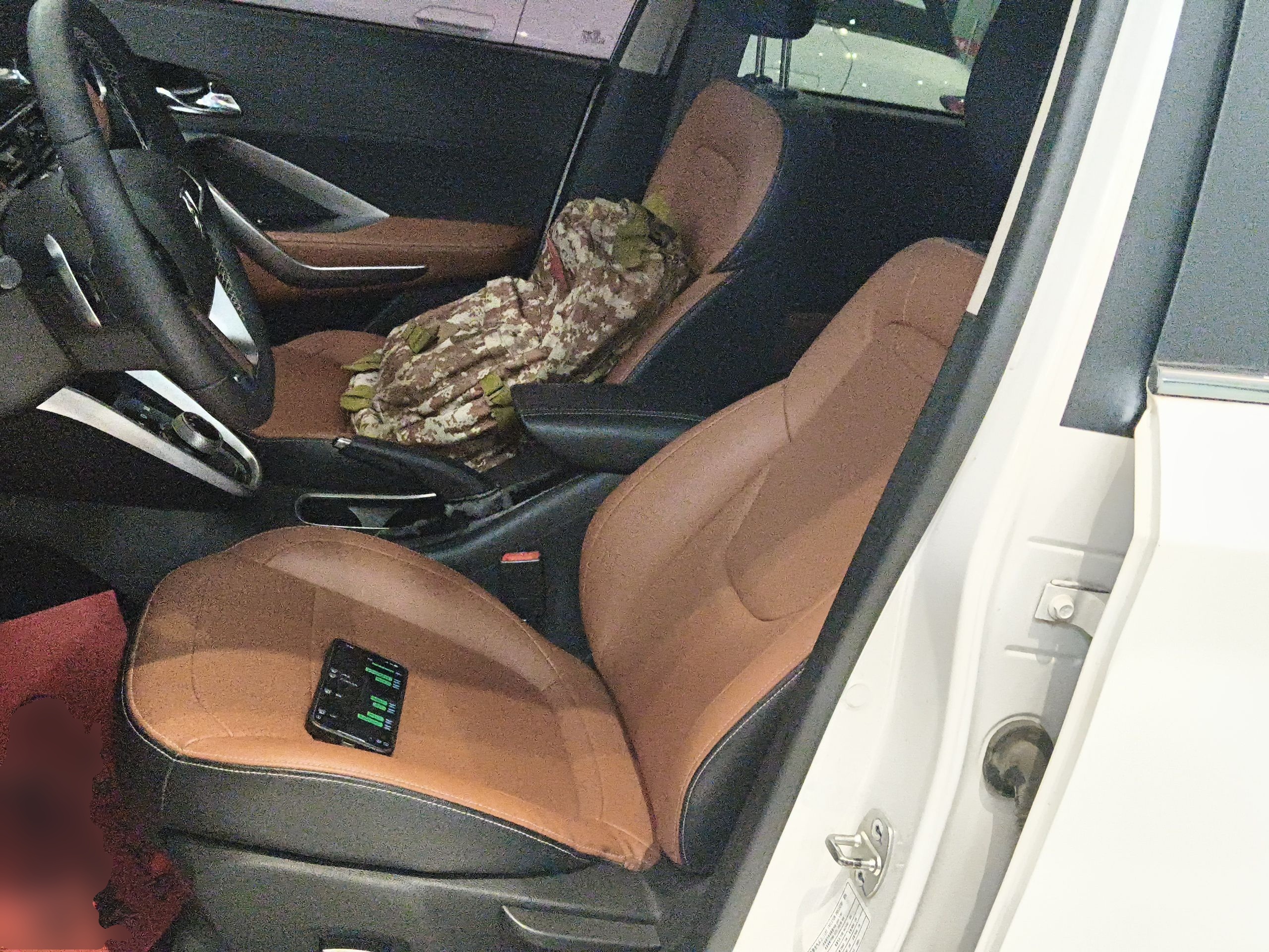 المقاعد الأمامية داخل السيارة