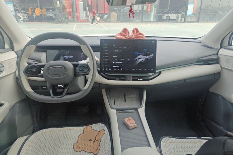 Used Lynk & Co 06 EM-P 2023 EM-P 126 Long-Range Halo Center Console