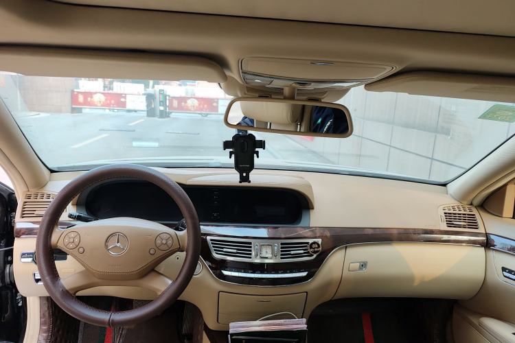 Used Mercedes-Benz S-Class 2010 S 350 L Luxury Model Center Console