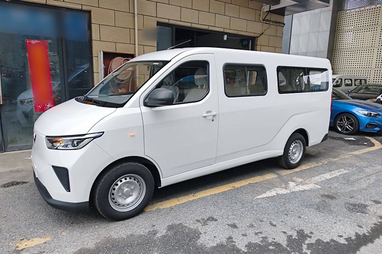 Used Wuling Yangguang 2024 300KM Comfort Version Passenger Van 75kW