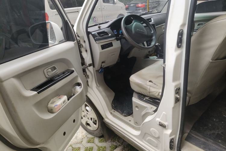 Used Jinbei New Hiace X30L CNG 2023 100L CNG Wealth Edition Bus 6/7-Seater Central Air-Conditioned Model SWCC15M Driver Seat