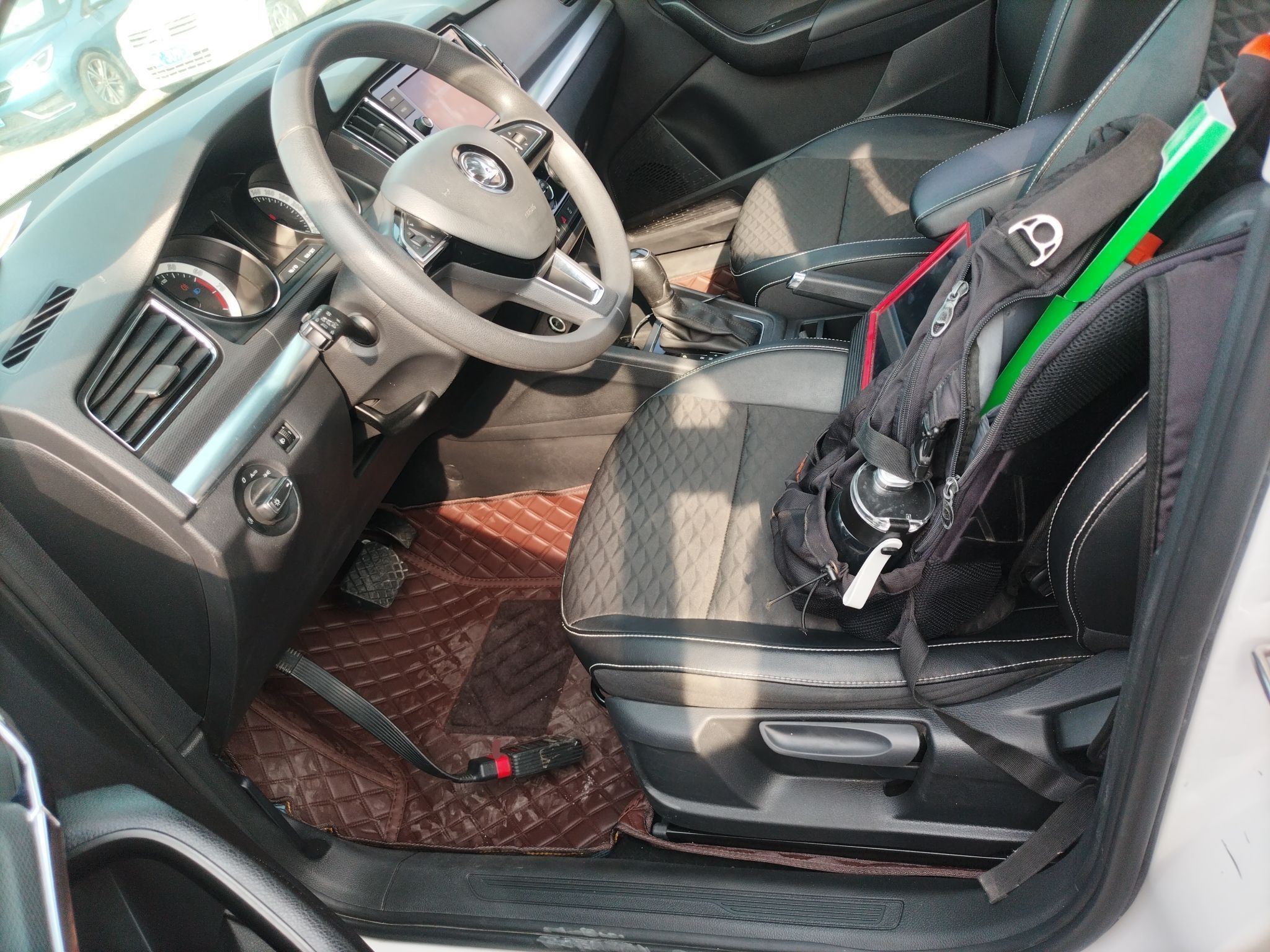 المقاعد الأمامية داخل السيارة