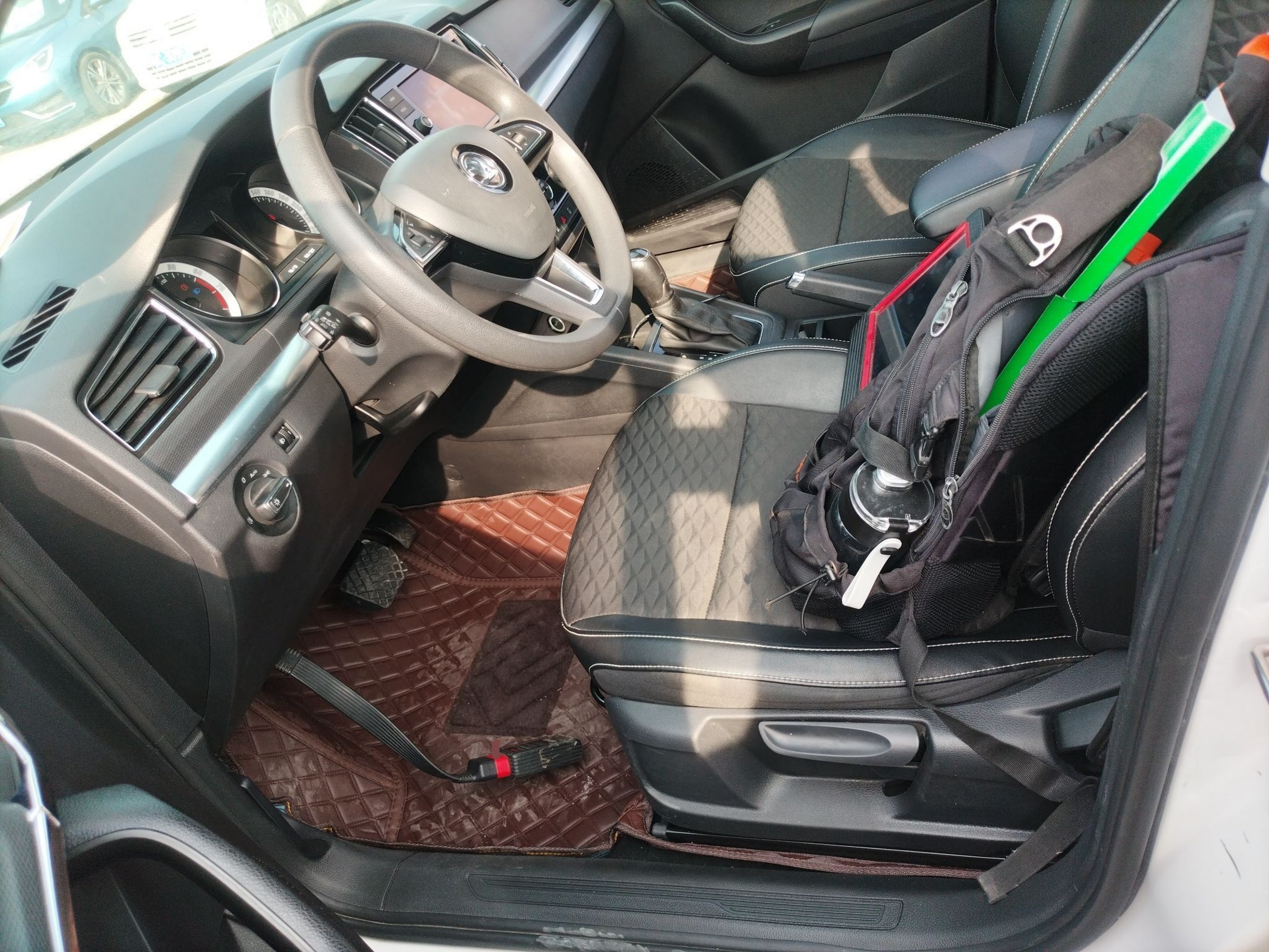 Переднее сиденье в автомобиле