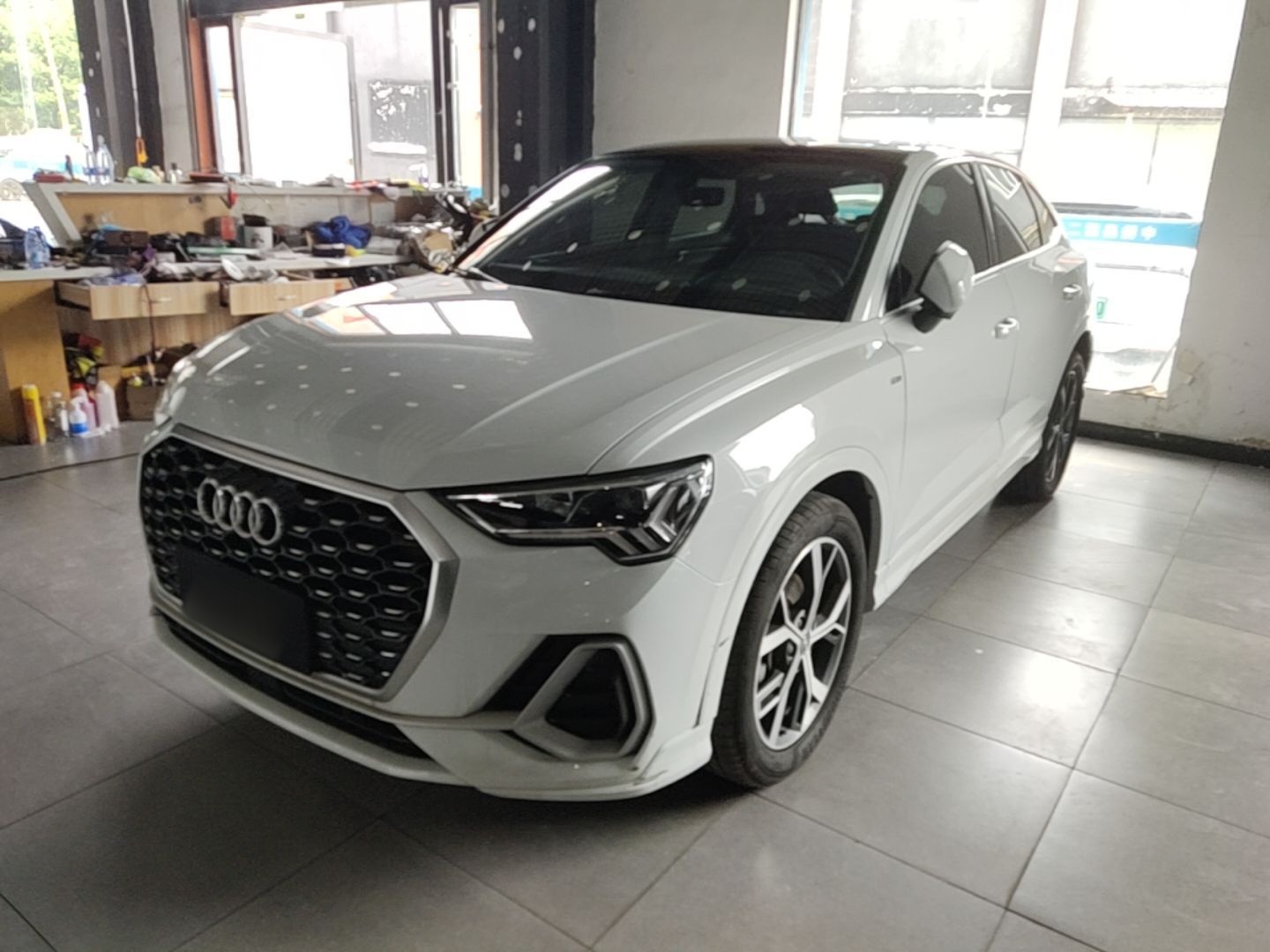 Под передней частью автомобиля
