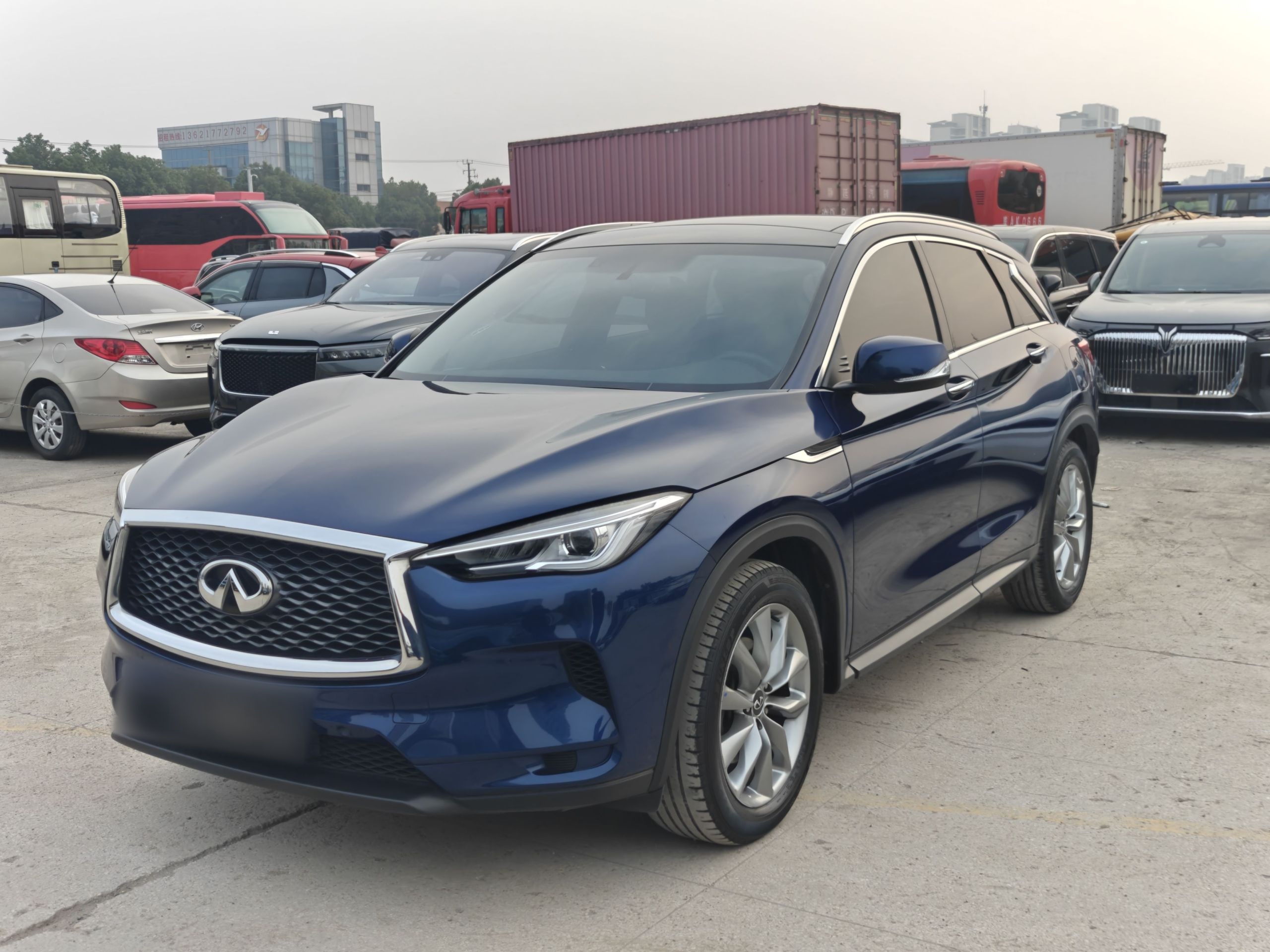 تحت مقدمة السيارة