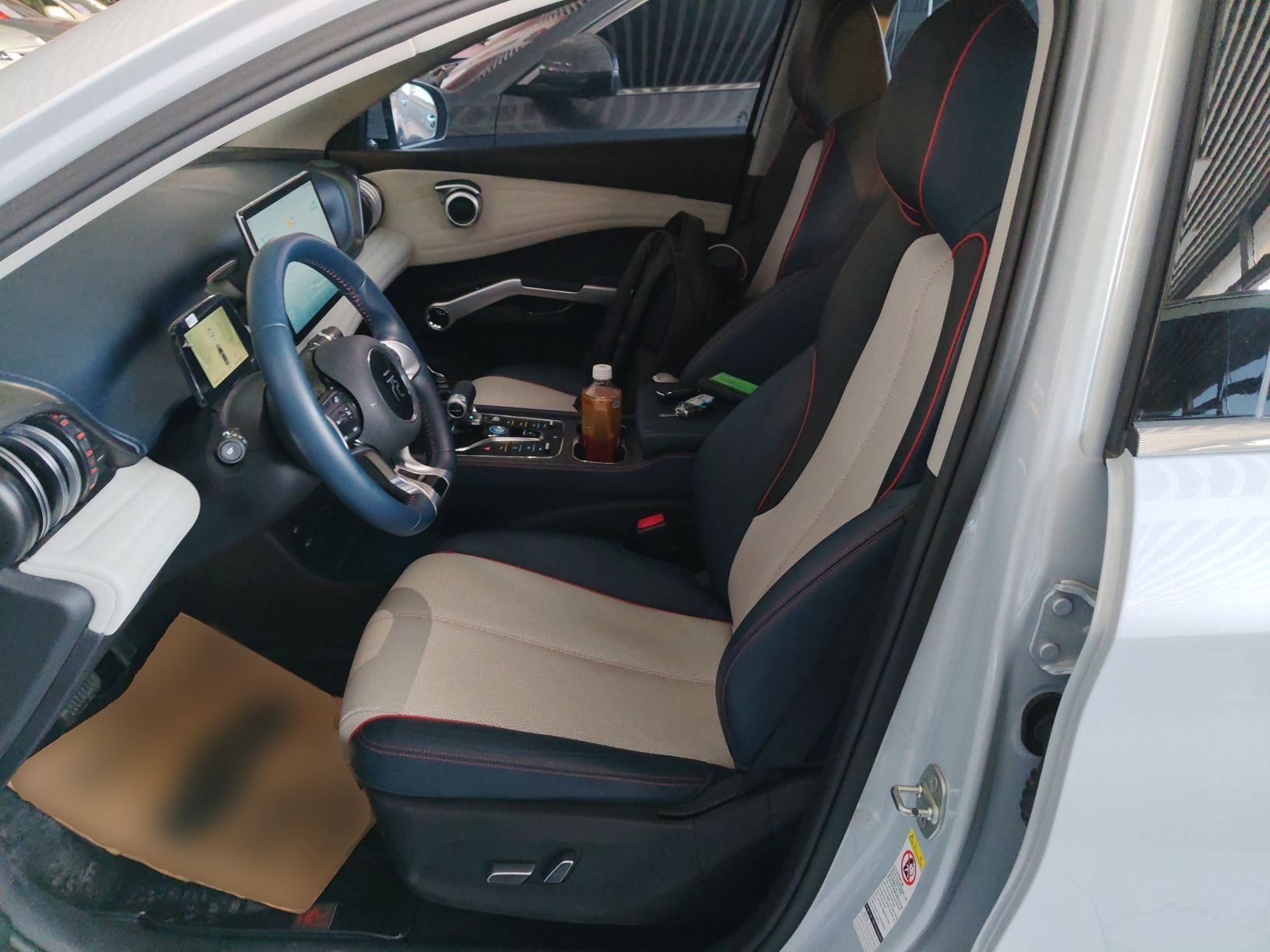 Переднее сиденье в автомобиле