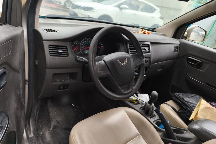 Used Wuling Rongguang V 2016 1.5L Standard Version Center Console