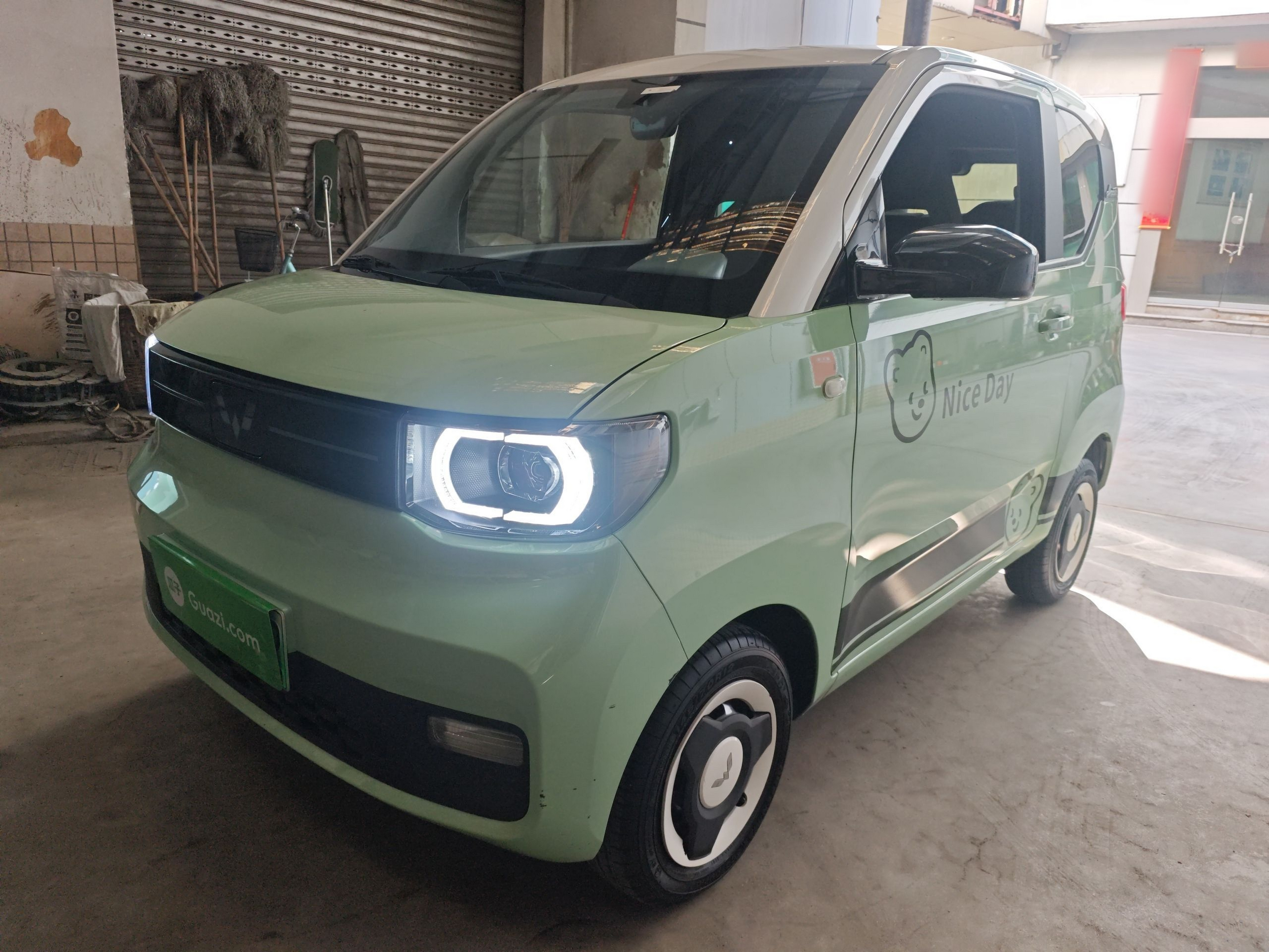 تحت مقدمة السيارة