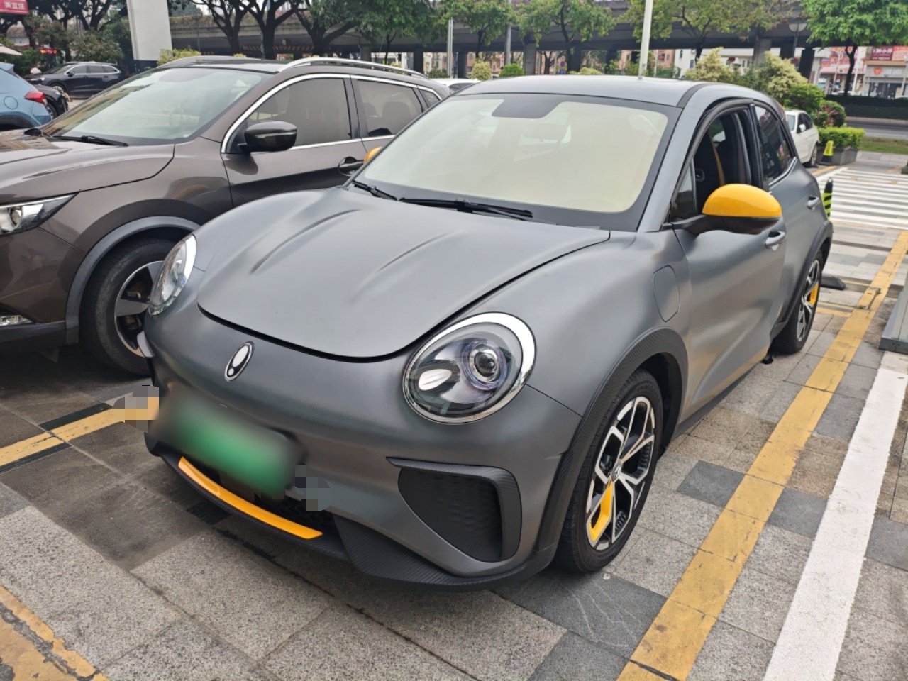 تحت مقدمة السيارة