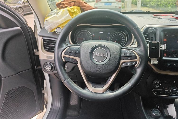 Used Jeep Cherokee 2014 2.4L Luxury Edition Steering Wheel