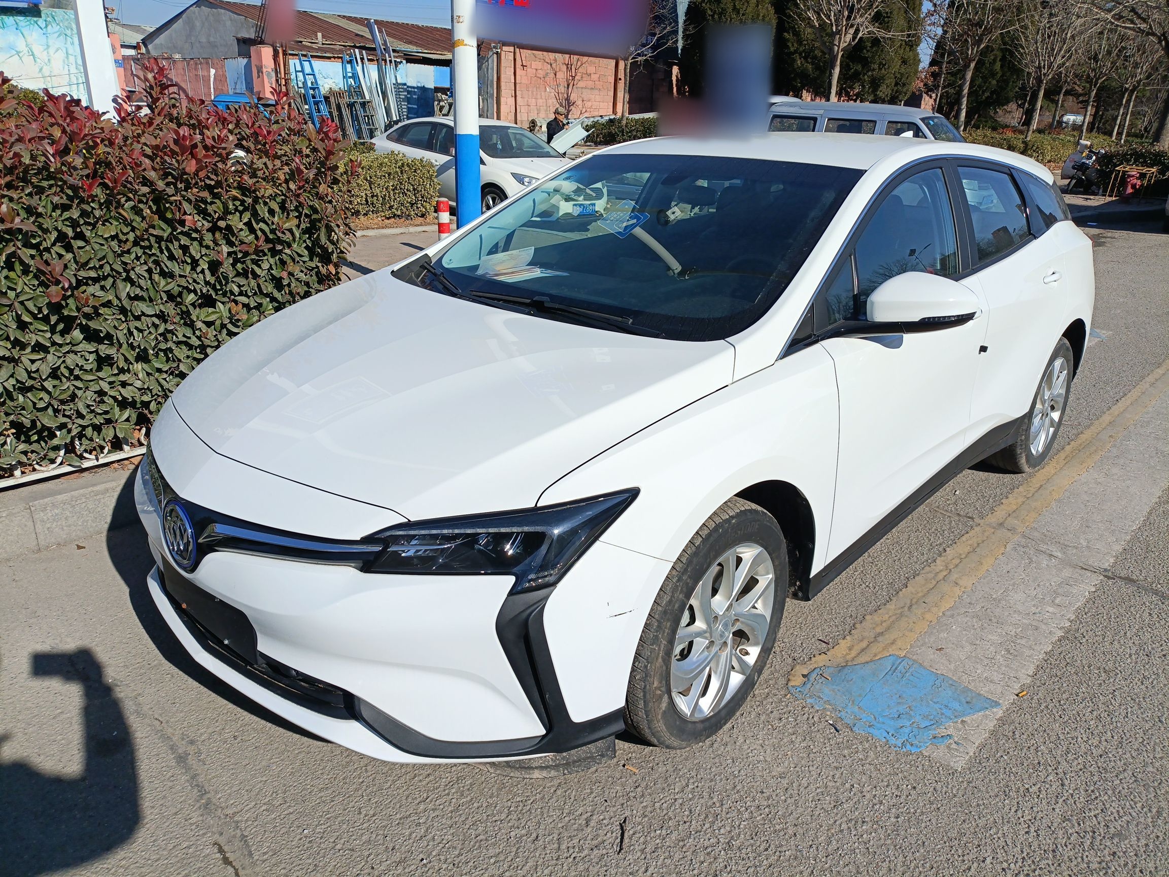 Под передней частью автомобиля