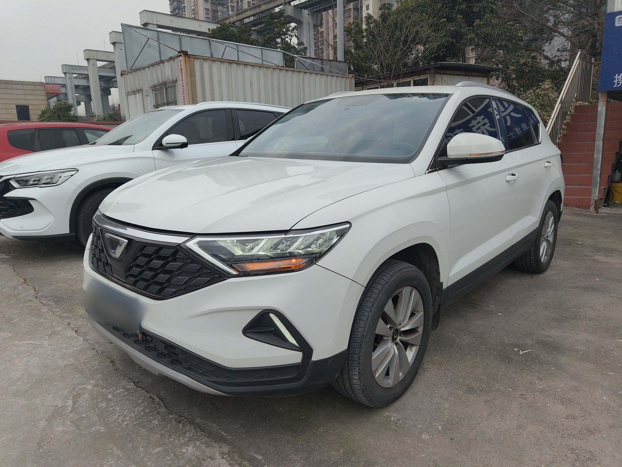 Под передней частью автомобиля