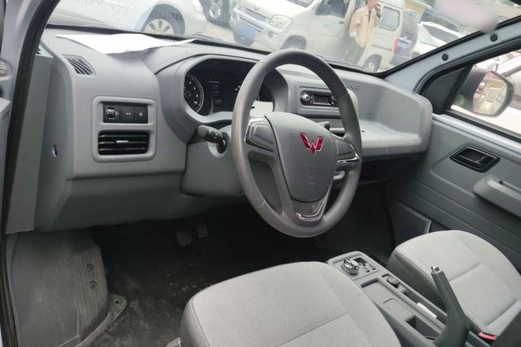 Used Wuling Yangguang 2024 300KM Comfort Version Passenger Van 75kW Center Console