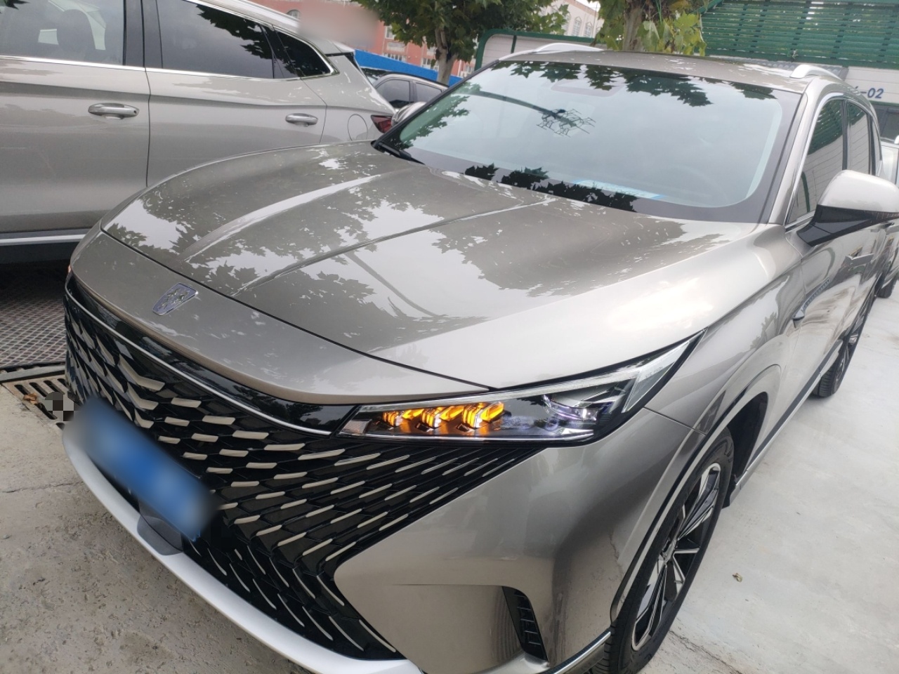 Под передней частью автомобиля