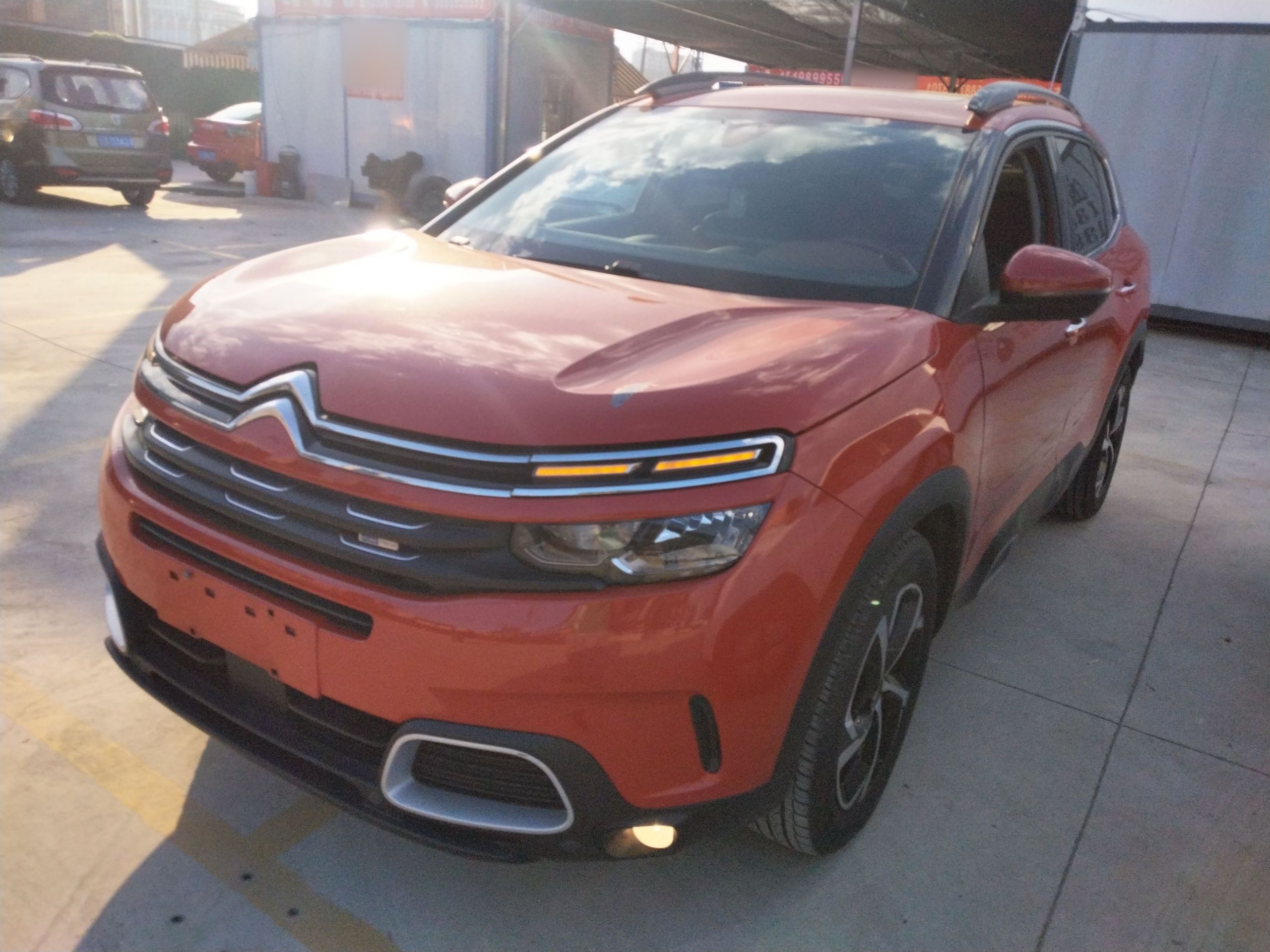 تحت مقدمة السيارة