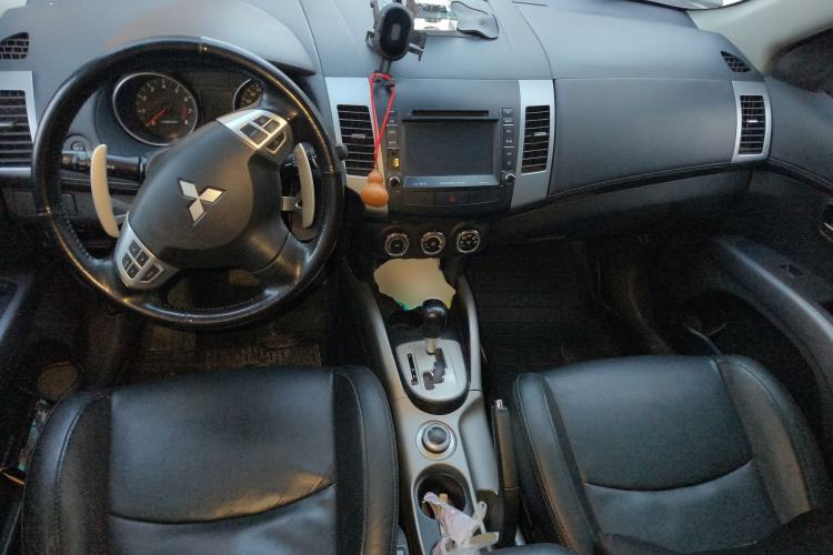 Used Mitsubishi Outlander 2012 Kicks 2.4 Fashion Navigation Edition
