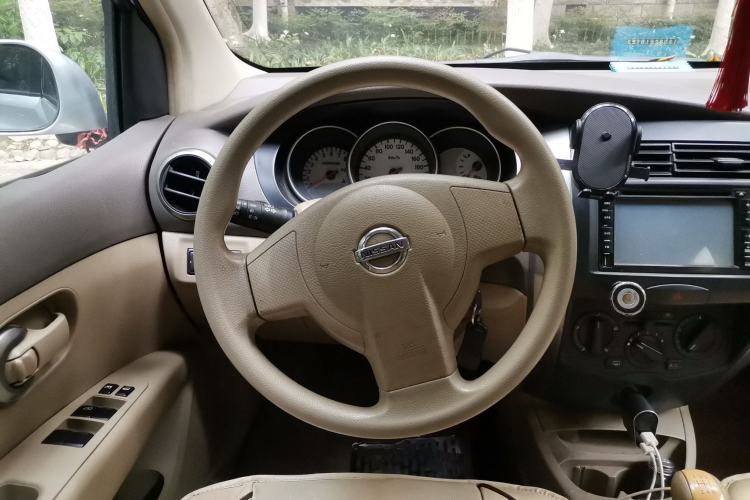 Used Nissan Livina 2010 Jingyue Edition 1.6L Manual All-Around Model Steering Wheel