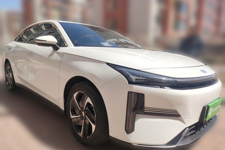 Used Geely Galaxy L6 2023 125km PLUS Front Right 45 Deg