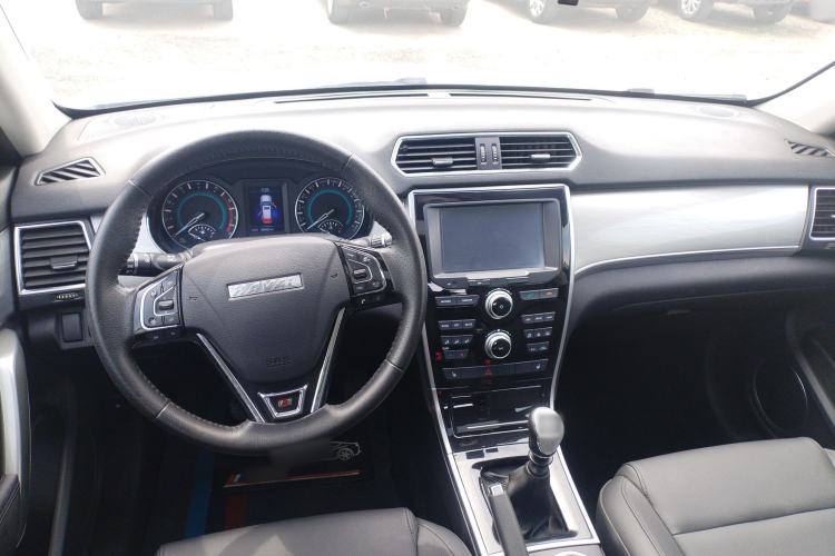 Used Haval H2 2017 Red-Label 1.5T Manual Two-Wheel-Drive Elite Model Center Console