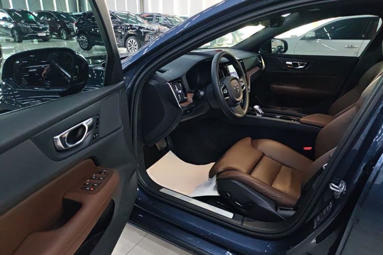 Used Volvo S60 2023 B4 Zhiyuan Luxury Edition
