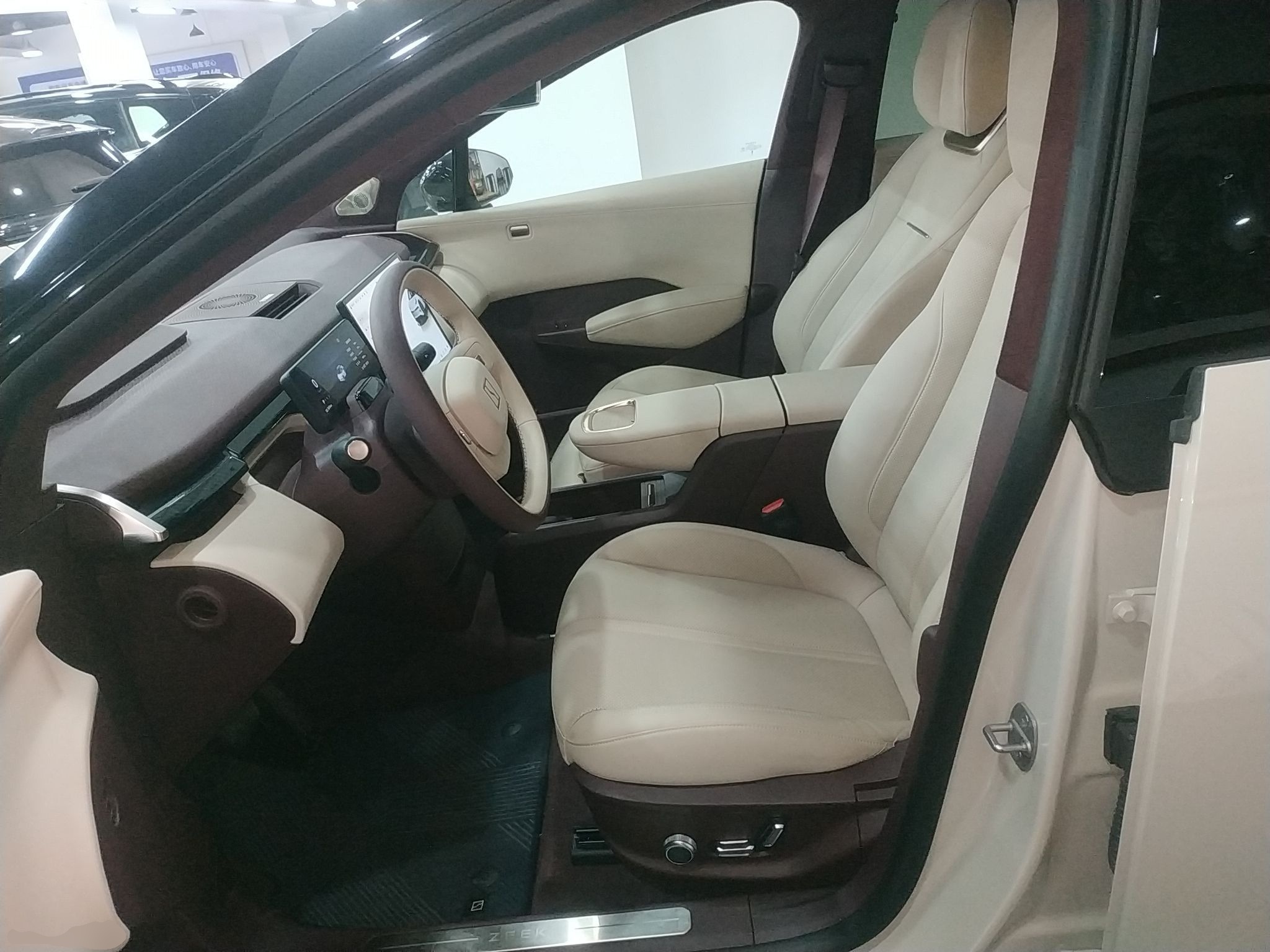 المقاعد الأمامية داخل السيارة